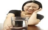 Rang e buot khi uong nuoc lanh hinh ava